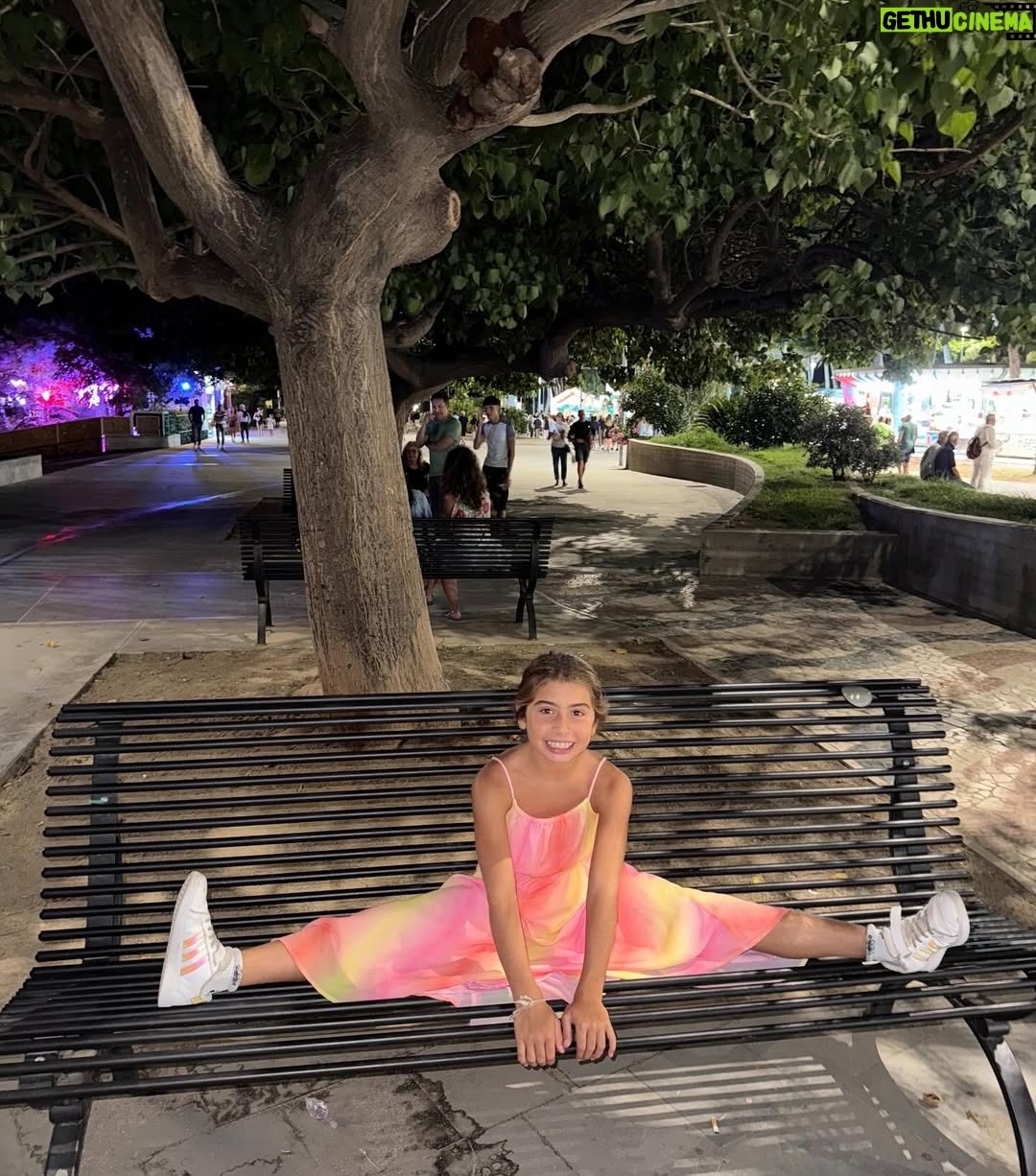 Elisabetta Gregoraci - 45.9K Likes - • •La mia terra mi insegna sempre la cosa più semplice e più preziosa:
che la felicità è stare insieme, davanti al mare, con chi ami 💖