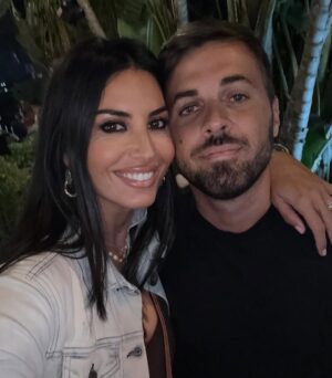 Elisabetta Gregoraci Instagram - • •La mia terra mi insegna sempre la cosa più semplice e più preziosa:
che la felicità è stare insieme, davanti al mare, con chi ami 💖