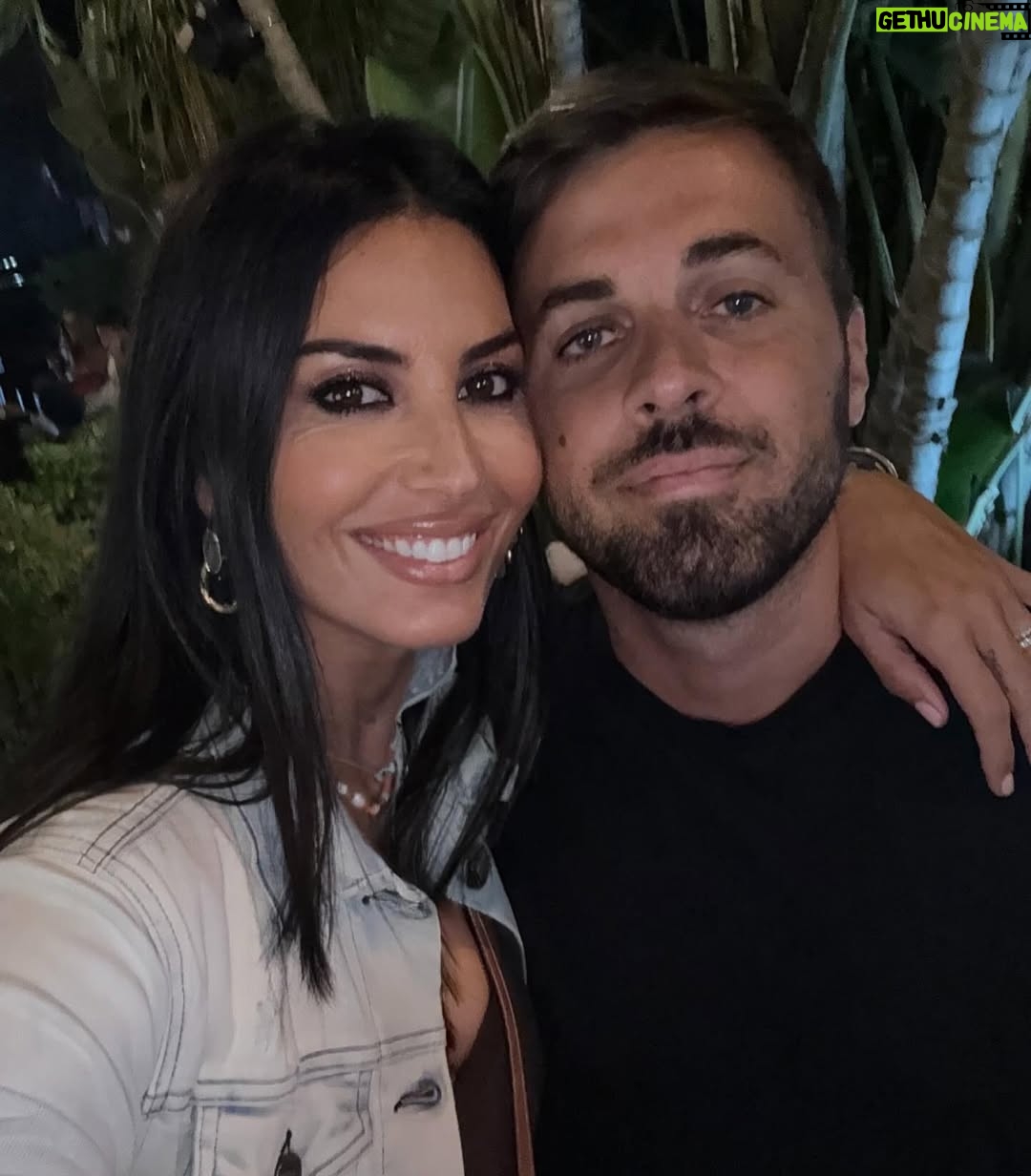 Elisabetta Gregoraci - 45.9K Likes - • •La mia terra mi insegna sempre la cosa più semplice e più preziosa:
che la felicità è stare insieme, davanti al mare, con chi ami 💖