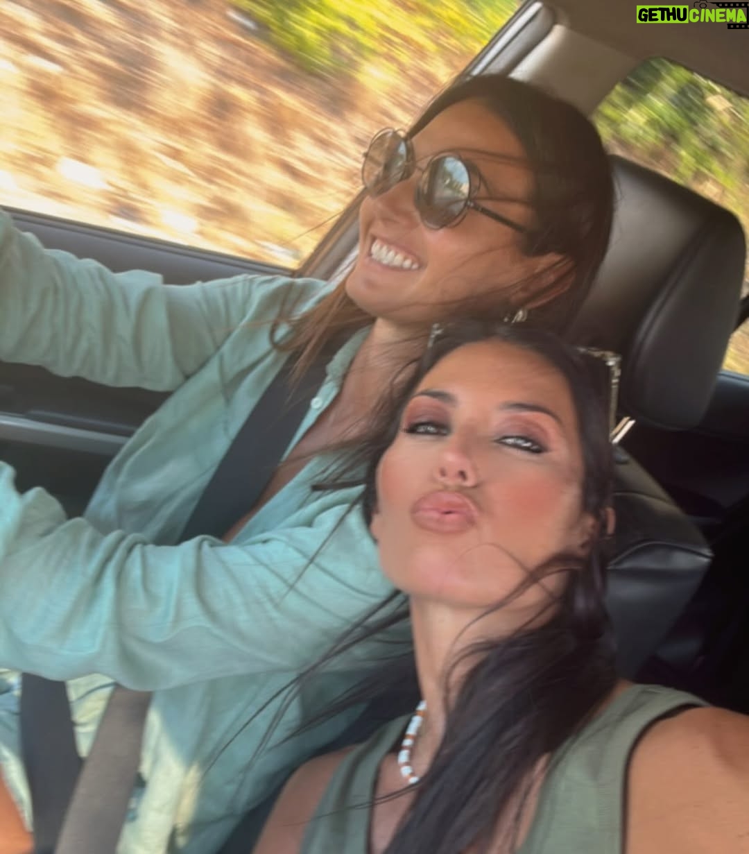 Elisabetta Gregoraci - 45.9K Likes - • •La mia terra mi insegna sempre la cosa più semplice e più preziosa:
che la felicità è stare insieme, davanti al mare, con chi ami 💖