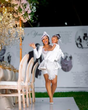 Elizabeth Michael Instagram - Nipende kumshukuru MAMA,maana nilipata wasaha mzuri wa kucheza na watoto wenzangu 🥰🤣
Last slide nilizidiwa nguvu na watoto wenzangu😭
👗 yangu na mtoto mwenzangu @mahaumes
Nywele zangu na mtoto mwenzangu @toobeautysalon
📸 @chizimapicha