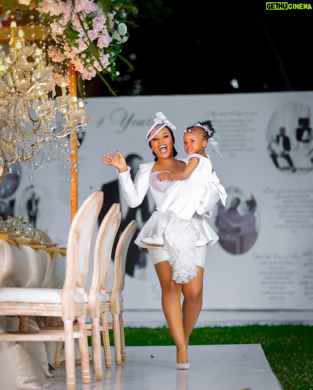 Elizabeth Michael - 84.5K Likes - Nipende kumshukuru MAMA,maana nilipata wasaha mzuri wa kucheza na watoto wenzangu 🥰🤣
Last slide nilizidiwa nguvu na watoto wenzangu😭

👗 yangu na mtoto mwenzangu @mahaumes 
Nywele zangu na mtoto mwenzangu @toobeautysalon
📸 @chizimapicha