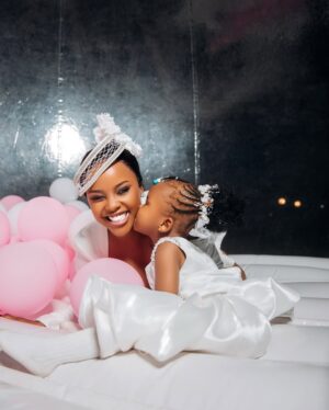 Elizabeth Michael Instagram - Nipende kumshukuru MAMA,maana nilipata wasaha mzuri wa kucheza na watoto wenzangu 🥰🤣
Last slide nilizidiwa nguvu na watoto wenzangu😭
👗 yangu na mtoto mwenzangu @mahaumes
Nywele zangu na mtoto mwenzangu @toobeautysalon
📸 @chizimapicha