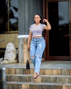 Elizabeth Michael Instagram - Checkin’ in…Lento lento mamacita😊 ✅
Kwako msichana/mdada au mmama mwenzangu,unahitaji vitu vichache tu kukaa sawa …. Uhuru wa uhakika kutoka @pacifypads_tz na nywele nzuri kutoka @toobeautysalon bhasiii imeisha hiyo 😀🥰
Hair & lashes @toobeautysalon