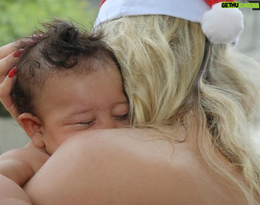 Ellen Rocche - 22.2K Likes - Nesse dia de Natal não poderia deixar de postar essas fotos lindas que recebi do meu amigo Walter Castilho, do almoço beneficente para 450 crianças e pessoas com deficiência realizado na semana passada pelo @blocodoficooficial. Tem tanta foto linda, tanta gente bacana que não coube aqui no feed, mas vou postar nos stories. Obrigada a todos que fazem a diferença. Um feliz e abençoado Natal, cheio de amor, saúde, gratidão e que a gente não se esqueça  que os momentos de felicidade mais pura podem ser também os mais simples: a família unida, o riso que toma conta da casa, o entusiasmo no rosto das crianças, o carinho que transborda em todos os corações. Que Jesus esteja sempre presente em nossas vidas. Um beijo cheio de carinho a todos os meus amigos aqui do Instagram ❤️ Obrigada por estarem sempre comigo 🎄🎅🏻✨ #FelizNatal