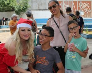 Ellen Rocche Instagram - Nesse dia de Natal não poderia deixar de postar essas fotos lindas que recebi do meu amigo Walter Castilho, do almoço beneficente para 450 crianças e pessoas com deficiência realizado na semana passada pelo @blocodoficooficial. Tem tanta foto linda, tanta gente bacana que não coube aqui no feed, mas vou postar nos stories. Obrigada a todos que fazem a diferença. Um feliz e abençoado Natal, cheio de amor, saúde, gratidão e que a gente não se esqueça que os momentos de felicidade mais pura podem ser também os mais simples: a família unida, o riso que toma conta da casa, o entusiasmo no rosto das crianças, o carinho que transborda em todos os corações. Que Jesus esteja sempre presente em nossas vidas. Um beijo cheio de carinho a todos os meus amigos aqui do Instagram ❤️ Obrigada por estarem sempre comigo 🎄🎅🏻✨ #FelizNatal