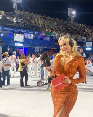 Ellen Rocche Instagram - Um #tbt recente, desse fim de semana, no dia em que fui repórter de carnaval pela primeira vez, no desfile das campeãs no Rio de Janeiro 😍 Foi lindo, mágico, especial! Obrigada @jbboninho, @angelicamp1, @multishow, @globoplay e toda equipe querida e competente! #Carnaval2023 #DesfileDasCampeãs #EuRepórter #TrasmissãoAoVivo #Sapucaí