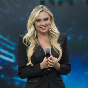 Ellen Rocche Instagram - Quero agradecer à toda equipe @faustaonaband pelo programa lindo e pela homenagem que fizeram pra mim❤️ @joaosilva e @annelottermann vocês são maravilhosos! Me emocionei demais com @izarocche, @guilherme.chelucci, @fernandomesa2, @sergiosadzz, @fefaveron, @vanessambalsamo, @estevam_antonio, @its_just_lx_ . Obrigada pelo amor e amizade de vocês. @thidyalvis, amo vc! Obrigada pelo look maravilhoso @splash.boutique, @rafacarneiro, @cristinasabatinibrasil. Obrigada, meu amor @achillesaraujo ❤️ Sou muito abençoada por ter todos vocês em minha vida📸 Renato Pizzutto/ Band Tv