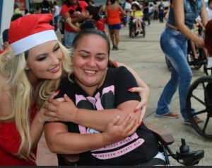 Ellen Rocche Instagram - Nesse dia de Natal não poderia deixar de postar essas fotos lindas que recebi do meu amigo Walter Castilho, do almoço beneficente para 450 crianças e pessoas com deficiência realizado na semana passada pelo @blocodoficooficial. Tem tanta foto linda, tanta gente bacana que não coube aqui no feed, mas vou postar nos stories. Obrigada a todos que fazem a diferença. Um feliz e abençoado Natal, cheio de amor, saúde, gratidão e que a gente não se esqueça que os momentos de felicidade mais pura podem ser também os mais simples: a família unida, o riso que toma conta da casa, o entusiasmo no rosto das crianças, o carinho que transborda em todos os corações. Que Jesus esteja sempre presente em nossas vidas. Um beijo cheio de carinho a todos os meus amigos aqui do Instagram ❤️ Obrigada por estarem sempre comigo 🎄🎅🏻✨ #FelizNatal