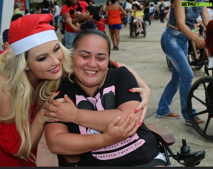 Ellen Rocche - 22.2K Likes - Nesse dia de Natal não poderia deixar de postar essas fotos lindas que recebi do meu amigo Walter Castilho, do almoço beneficente para 450 crianças e pessoas com deficiência realizado na semana passada pelo @blocodoficooficial. Tem tanta foto linda, tanta gente bacana que não coube aqui no feed, mas vou postar nos stories. Obrigada a todos que fazem a diferença. Um feliz e abençoado Natal, cheio de amor, saúde, gratidão e que a gente não se esqueça  que os momentos de felicidade mais pura podem ser também os mais simples: a família unida, o riso que toma conta da casa, o entusiasmo no rosto das crianças, o carinho que transborda em todos os corações. Que Jesus esteja sempre presente em nossas vidas. Um beijo cheio de carinho a todos os meus amigos aqui do Instagram ❤️ Obrigada por estarem sempre comigo 🎄🎅🏻✨ #FelizNatal