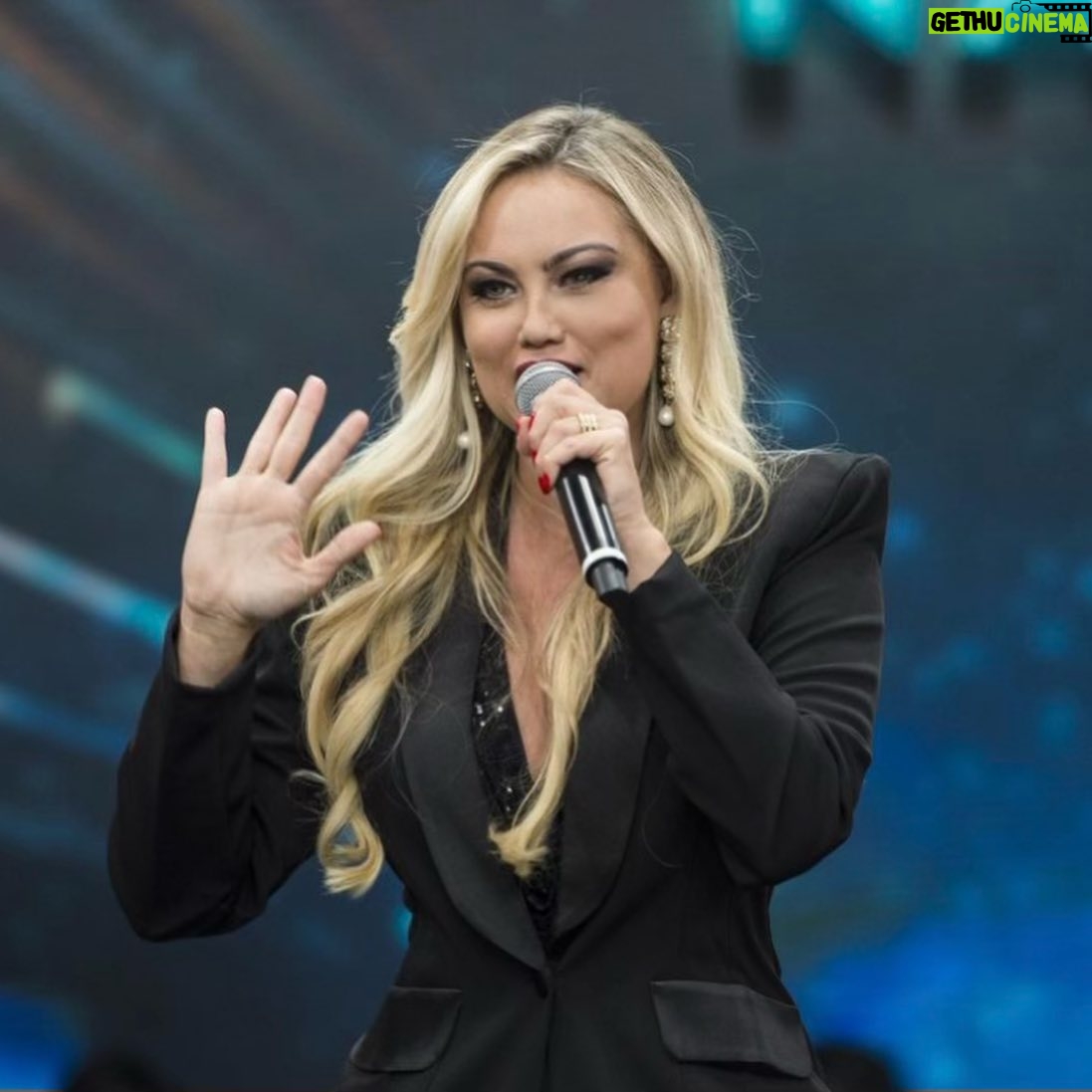 Ellen Rocche - 16.9K Likes - Quero agradecer à toda equipe @faustaonaband pelo programa lindo e pela homenagem que fizeram pra mim❤️ @joaosilva e @annelottermann vocês são maravilhosos! Me emocionei demais com @izarocche, @guilherme.chelucci, @fernandomesa2, @sergiosadzz, @fefaveron, @vanessambalsamo, @estevam_antonio, @its_just_lx_ . Obrigada pelo amor e amizade de vocês. @thidyalvis, amo vc! Obrigada pelo look maravilhoso @splash.boutique, @rafacarneiro, @cristinasabatinibrasil. Obrigada, meu amor @achillesaraujo ❤️ Sou muito abençoada por ter todos vocês em minha vida📸 Renato Pizzutto/ Band Tv
