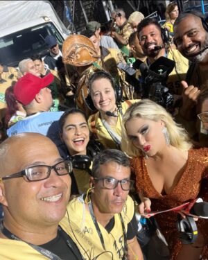 Ellen Rocche Instagram - Um #tbt recente, desse fim de semana, no dia em que fui repórter de carnaval pela primeira vez, no desfile das campeãs no Rio de Janeiro 😍 Foi lindo, mágico, especial! Obrigada @jbboninho, @angelicamp1, @multishow, @globoplay e toda equipe querida e competente! #Carnaval2023 #DesfileDasCampeãs #EuRepórter #TrasmissãoAoVivo #Sapucaí
