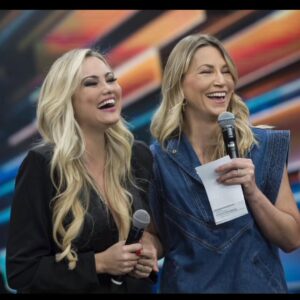 Ellen Rocche Instagram - Quero agradecer à toda equipe @faustaonaband pelo programa lindo e pela homenagem que fizeram pra mim❤️ @joaosilva e @annelottermann vocês são maravilhosos! Me emocionei demais com @izarocche, @guilherme.chelucci, @fernandomesa2, @sergiosadzz, @fefaveron, @vanessambalsamo, @estevam_antonio, @its_just_lx_ . Obrigada pelo amor e amizade de vocês. @thidyalvis, amo vc! Obrigada pelo look maravilhoso @splash.boutique, @rafacarneiro, @cristinasabatinibrasil. Obrigada, meu amor @achillesaraujo ❤️ Sou muito abençoada por ter todos vocês em minha vida📸 Renato Pizzutto/ Band Tv
