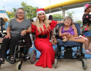 Ellen Rocche Instagram - Nesse dia de Natal não poderia deixar de postar essas fotos lindas que recebi do meu amigo Walter Castilho, do almoço beneficente para 450 crianças e pessoas com deficiência realizado na semana passada pelo @blocodoficooficial. Tem tanta foto linda, tanta gente bacana que não coube aqui no feed, mas vou postar nos stories. Obrigada a todos que fazem a diferença. Um feliz e abençoado Natal, cheio de amor, saúde, gratidão e que a gente não se esqueça que os momentos de felicidade mais pura podem ser também os mais simples: a família unida, o riso que toma conta da casa, o entusiasmo no rosto das crianças, o carinho que transborda em todos os corações. Que Jesus esteja sempre presente em nossas vidas. Um beijo cheio de carinho a todos os meus amigos aqui do Instagram ❤️ Obrigada por estarem sempre comigo 🎄🎅🏻✨ #FelizNatal