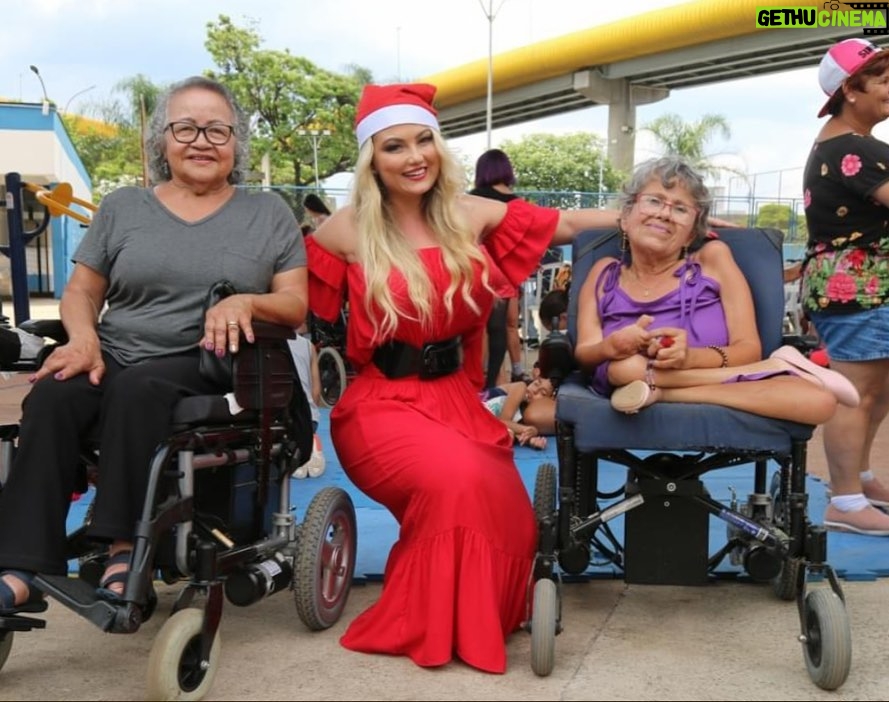 Ellen Rocche - 22.2K Likes - Nesse dia de Natal não poderia deixar de postar essas fotos lindas que recebi do meu amigo Walter Castilho, do almoço beneficente para 450 crianças e pessoas com deficiência realizado na semana passada pelo @blocodoficooficial. Tem tanta foto linda, tanta gente bacana que não coube aqui no feed, mas vou postar nos stories. Obrigada a todos que fazem a diferença. Um feliz e abençoado Natal, cheio de amor, saúde, gratidão e que a gente não se esqueça  que os momentos de felicidade mais pura podem ser também os mais simples: a família unida, o riso que toma conta da casa, o entusiasmo no rosto das crianças, o carinho que transborda em todos os corações. Que Jesus esteja sempre presente em nossas vidas. Um beijo cheio de carinho a todos os meus amigos aqui do Instagram ❤️ Obrigada por estarem sempre comigo 🎄🎅🏻✨ #FelizNatal