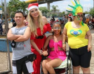 Ellen Rocche Instagram - Nesse dia de Natal não poderia deixar de postar essas fotos lindas que recebi do meu amigo Walter Castilho, do almoço beneficente para 450 crianças e pessoas com deficiência realizado na semana passada pelo @blocodoficooficial. Tem tanta foto linda, tanta gente bacana que não coube aqui no feed, mas vou postar nos stories. Obrigada a todos que fazem a diferença. Um feliz e abençoado Natal, cheio de amor, saúde, gratidão e que a gente não se esqueça que os momentos de felicidade mais pura podem ser também os mais simples: a família unida, o riso que toma conta da casa, o entusiasmo no rosto das crianças, o carinho que transborda em todos os corações. Que Jesus esteja sempre presente em nossas vidas. Um beijo cheio de carinho a todos os meus amigos aqui do Instagram ❤️ Obrigada por estarem sempre comigo 🎄🎅🏻✨ #FelizNatal