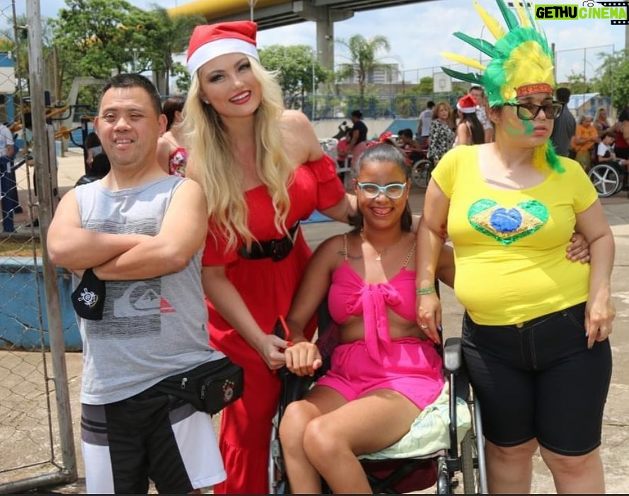 Ellen Rocche - 22.2K Likes - Nesse dia de Natal não poderia deixar de postar essas fotos lindas que recebi do meu amigo Walter Castilho, do almoço beneficente para 450 crianças e pessoas com deficiência realizado na semana passada pelo @blocodoficooficial. Tem tanta foto linda, tanta gente bacana que não coube aqui no feed, mas vou postar nos stories. Obrigada a todos que fazem a diferença. Um feliz e abençoado Natal, cheio de amor, saúde, gratidão e que a gente não se esqueça  que os momentos de felicidade mais pura podem ser também os mais simples: a família unida, o riso que toma conta da casa, o entusiasmo no rosto das crianças, o carinho que transborda em todos os corações. Que Jesus esteja sempre presente em nossas vidas. Um beijo cheio de carinho a todos os meus amigos aqui do Instagram ❤️ Obrigada por estarem sempre comigo 🎄🎅🏻✨ #FelizNatal