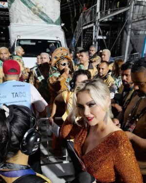 Ellen Rocche Instagram - Um #tbt recente, desse fim de semana, no dia em que fui repórter de carnaval pela primeira vez, no desfile das campeãs no Rio de Janeiro 😍 Foi lindo, mágico, especial! Obrigada @jbboninho, @angelicamp1, @multishow, @globoplay e toda equipe querida e competente! #Carnaval2023 #DesfileDasCampeãs #EuRepórter #TrasmissãoAoVivo #Sapucaí