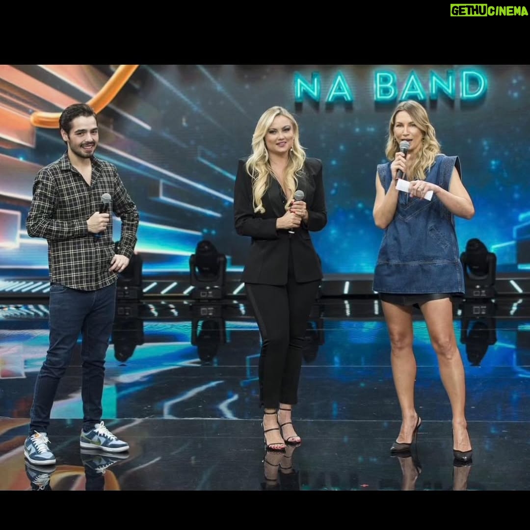 Ellen Rocche - 16.9K Likes - Quero agradecer à toda equipe @faustaonaband pelo programa lindo e pela homenagem que fizeram pra mim❤️ @joaosilva e @annelottermann vocês são maravilhosos! Me emocionei demais com @izarocche, @guilherme.chelucci, @fernandomesa2, @sergiosadzz, @fefaveron, @vanessambalsamo, @estevam_antonio, @its_just_lx_ . Obrigada pelo amor e amizade de vocês. @thidyalvis, amo vc! Obrigada pelo look maravilhoso @splash.boutique, @rafacarneiro, @cristinasabatinibrasil. Obrigada, meu amor @achillesaraujo ❤️ Sou muito abençoada por ter todos vocês em minha vida📸 Renato Pizzutto/ Band Tv