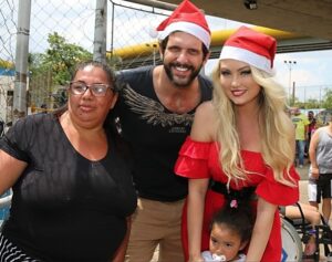 Ellen Rocche Instagram - Nesse dia de Natal não poderia deixar de postar essas fotos lindas que recebi do meu amigo Walter Castilho, do almoço beneficente para 450 crianças e pessoas com deficiência realizado na semana passada pelo @blocodoficooficial. Tem tanta foto linda, tanta gente bacana que não coube aqui no feed, mas vou postar nos stories. Obrigada a todos que fazem a diferença. Um feliz e abençoado Natal, cheio de amor, saúde, gratidão e que a gente não se esqueça que os momentos de felicidade mais pura podem ser também os mais simples: a família unida, o riso que toma conta da casa, o entusiasmo no rosto das crianças, o carinho que transborda em todos os corações. Que Jesus esteja sempre presente em nossas vidas. Um beijo cheio de carinho a todos os meus amigos aqui do Instagram ❤️ Obrigada por estarem sempre comigo 🎄🎅🏻✨ #FelizNatal