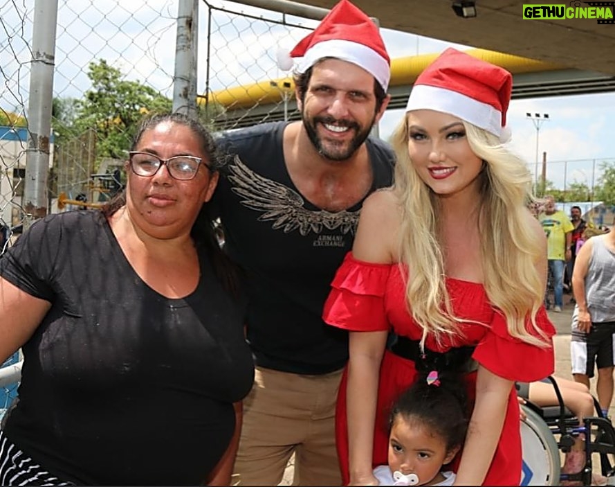 Ellen Rocche - 22.2K Likes - Nesse dia de Natal não poderia deixar de postar essas fotos lindas que recebi do meu amigo Walter Castilho, do almoço beneficente para 450 crianças e pessoas com deficiência realizado na semana passada pelo @blocodoficooficial. Tem tanta foto linda, tanta gente bacana que não coube aqui no feed, mas vou postar nos stories. Obrigada a todos que fazem a diferença. Um feliz e abençoado Natal, cheio de amor, saúde, gratidão e que a gente não se esqueça  que os momentos de felicidade mais pura podem ser também os mais simples: a família unida, o riso que toma conta da casa, o entusiasmo no rosto das crianças, o carinho que transborda em todos os corações. Que Jesus esteja sempre presente em nossas vidas. Um beijo cheio de carinho a todos os meus amigos aqui do Instagram ❤️ Obrigada por estarem sempre comigo 🎄🎅🏻✨ #FelizNatal