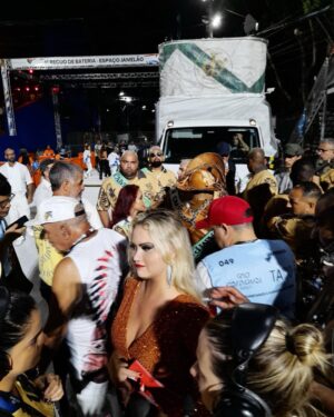 Ellen Rocche Instagram - Um #tbt recente, desse fim de semana, no dia em que fui repórter de carnaval pela primeira vez, no desfile das campeãs no Rio de Janeiro 😍 Foi lindo, mágico, especial! Obrigada @jbboninho, @angelicamp1, @multishow, @globoplay e toda equipe querida e competente! #Carnaval2023 #DesfileDasCampeãs #EuRepórter #TrasmissãoAoVivo #Sapucaí