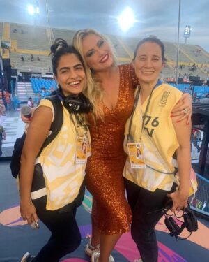 Ellen Rocche Instagram - Um #tbt recente, desse fim de semana, no dia em que fui repórter de carnaval pela primeira vez, no desfile das campeãs no Rio de Janeiro 😍 Foi lindo, mágico, especial! Obrigada @jbboninho, @angelicamp1, @multishow, @globoplay e toda equipe querida e competente! #Carnaval2023 #DesfileDasCampeãs #EuRepórter #TrasmissãoAoVivo #Sapucaí