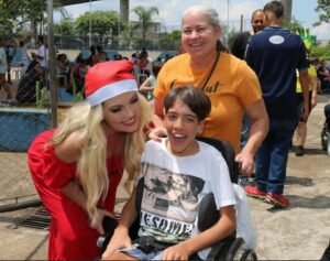 Ellen Rocche Instagram - Nesse dia de Natal não poderia deixar de postar essas fotos lindas que recebi do meu amigo Walter Castilho, do almoço beneficente para 450 crianças e pessoas com deficiência realizado na semana passada pelo @blocodoficooficial. Tem tanta foto linda, tanta gente bacana que não coube aqui no feed, mas vou postar nos stories. Obrigada a todos que fazem a diferença. Um feliz e abençoado Natal, cheio de amor, saúde, gratidão e que a gente não se esqueça que os momentos de felicidade mais pura podem ser também os mais simples: a família unida, o riso que toma conta da casa, o entusiasmo no rosto das crianças, o carinho que transborda em todos os corações. Que Jesus esteja sempre presente em nossas vidas. Um beijo cheio de carinho a todos os meus amigos aqui do Instagram ❤️ Obrigada por estarem sempre comigo 🎄🎅🏻✨ #FelizNatal