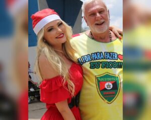 Ellen Rocche Instagram - Nesse dia de Natal não poderia deixar de postar essas fotos lindas que recebi do meu amigo Walter Castilho, do almoço beneficente para 450 crianças e pessoas com deficiência realizado na semana passada pelo @blocodoficooficial. Tem tanta foto linda, tanta gente bacana que não coube aqui no feed, mas vou postar nos stories. Obrigada a todos que fazem a diferença. Um feliz e abençoado Natal, cheio de amor, saúde, gratidão e que a gente não se esqueça que os momentos de felicidade mais pura podem ser também os mais simples: a família unida, o riso que toma conta da casa, o entusiasmo no rosto das crianças, o carinho que transborda em todos os corações. Que Jesus esteja sempre presente em nossas vidas. Um beijo cheio de carinho a todos os meus amigos aqui do Instagram ❤️ Obrigada por estarem sempre comigo 🎄🎅🏻✨ #FelizNatal