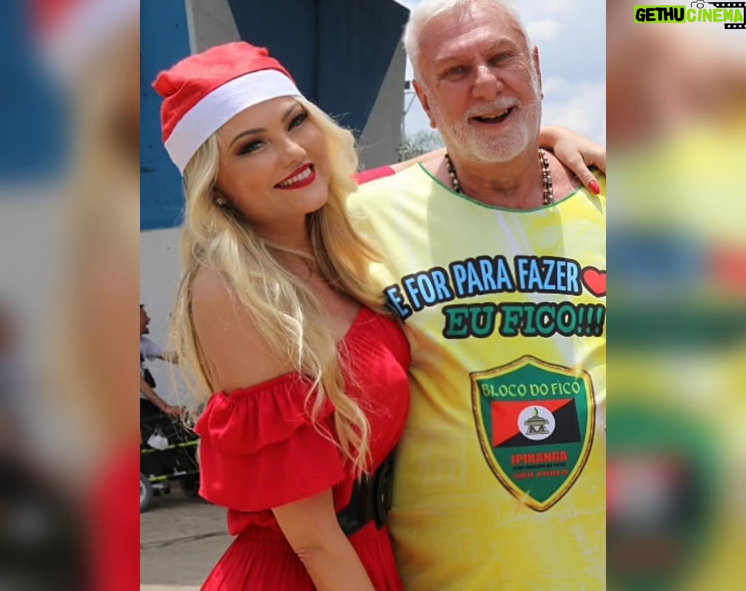 Ellen Rocche - 22.2K Likes - Nesse dia de Natal não poderia deixar de postar essas fotos lindas que recebi do meu amigo Walter Castilho, do almoço beneficente para 450 crianças e pessoas com deficiência realizado na semana passada pelo @blocodoficooficial. Tem tanta foto linda, tanta gente bacana que não coube aqui no feed, mas vou postar nos stories. Obrigada a todos que fazem a diferença. Um feliz e abençoado Natal, cheio de amor, saúde, gratidão e que a gente não se esqueça  que os momentos de felicidade mais pura podem ser também os mais simples: a família unida, o riso que toma conta da casa, o entusiasmo no rosto das crianças, o carinho que transborda em todos os corações. Que Jesus esteja sempre presente em nossas vidas. Um beijo cheio de carinho a todos os meus amigos aqui do Instagram ❤️ Obrigada por estarem sempre comigo 🎄🎅🏻✨ #FelizNatal