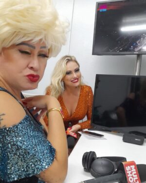 Ellen Rocche Instagram - Um #tbt recente, desse fim de semana, no dia em que fui repórter de carnaval pela primeira vez, no desfile das campeãs no Rio de Janeiro 😍 Foi lindo, mágico, especial! Obrigada @jbboninho, @angelicamp1, @multishow, @globoplay e toda equipe querida e competente! #Carnaval2023 #DesfileDasCampeãs #EuRepórter #TrasmissãoAoVivo #Sapucaí