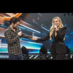 Ellen Rocche Instagram - Quero agradecer à toda equipe @faustaonaband pelo programa lindo e pela homenagem que fizeram pra mim❤️ @joaosilva e @annelottermann vocês são maravilhosos! Me emocionei demais com @izarocche, @guilherme.chelucci, @fernandomesa2, @sergiosadzz, @fefaveron, @vanessambalsamo, @estevam_antonio, @its_just_lx_ . Obrigada pelo amor e amizade de vocês. @thidyalvis, amo vc! Obrigada pelo look maravilhoso @splash.boutique, @rafacarneiro, @cristinasabatinibrasil. Obrigada, meu amor @achillesaraujo ❤️ Sou muito abençoada por ter todos vocês em minha vida📸 Renato Pizzutto/ Band Tv