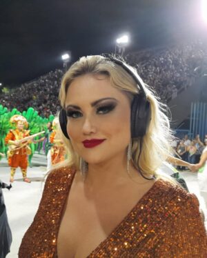 Ellen Rocche Instagram - Um #tbt recente, desse fim de semana, no dia em que fui repórter de carnaval pela primeira vez, no desfile das campeãs no Rio de Janeiro 😍 Foi lindo, mágico, especial! Obrigada @jbboninho, @angelicamp1, @multishow, @globoplay e toda equipe querida e competente! #Carnaval2023 #DesfileDasCampeãs #EuRepórter #TrasmissãoAoVivo #Sapucaí