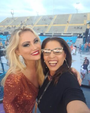 Ellen Rocche Instagram - Um #tbt recente, desse fim de semana, no dia em que fui repórter de carnaval pela primeira vez, no desfile das campeãs no Rio de Janeiro 😍 Foi lindo, mágico, especial! Obrigada @jbboninho, @angelicamp1, @multishow, @globoplay e toda equipe querida e competente! #Carnaval2023 #DesfileDasCampeãs #EuRepórter #TrasmissãoAoVivo #Sapucaí