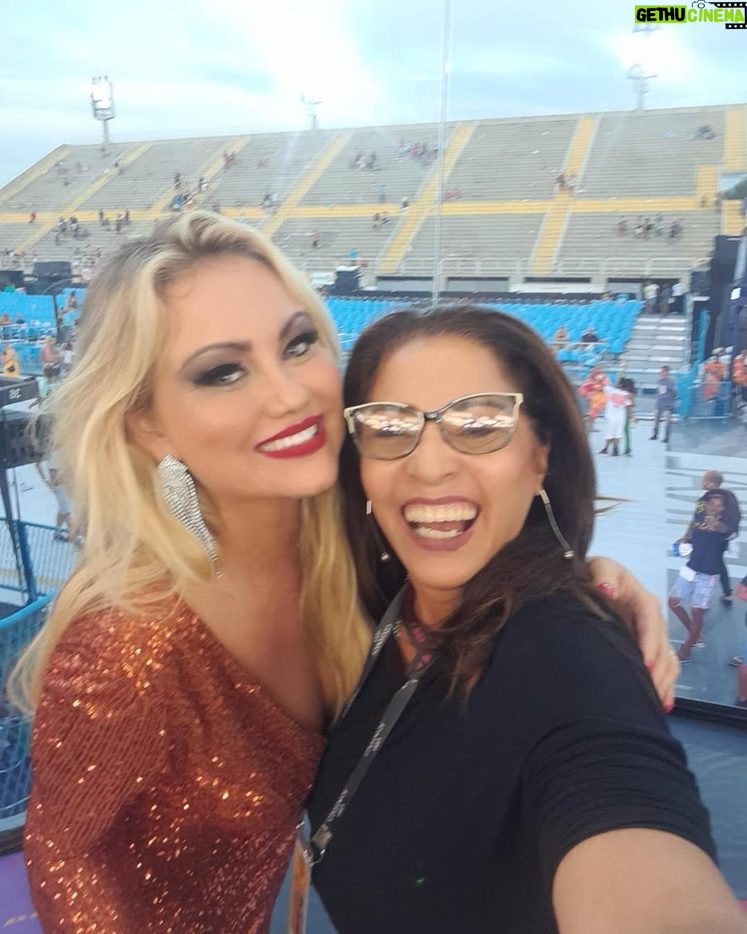 Ellen Rocche - 22.2K Likes - Um #tbt recente, desse fim de semana, no dia em que fui repórter de carnaval pela primeira vez, no desfile das campeãs no Rio de Janeiro 😍 Foi lindo, mágico, especial! Obrigada @jbboninho, @angelicamp1, @multishow, @globoplay e toda equipe querida e competente!  #Carnaval2023 #DesfileDasCampeãs #EuRepórter #TrasmissãoAoVivo #Sapucaí