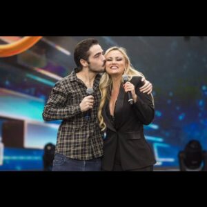 Ellen Rocche Instagram - Quero agradecer à toda equipe @faustaonaband pelo programa lindo e pela homenagem que fizeram pra mim❤️ @joaosilva e @annelottermann vocês são maravilhosos! Me emocionei demais com @izarocche, @guilherme.chelucci, @fernandomesa2, @sergiosadzz, @fefaveron, @vanessambalsamo, @estevam_antonio, @its_just_lx_ . Obrigada pelo amor e amizade de vocês. @thidyalvis, amo vc! Obrigada pelo look maravilhoso @splash.boutique, @rafacarneiro, @cristinasabatinibrasil. Obrigada, meu amor @achillesaraujo ❤️ Sou muito abençoada por ter todos vocês em minha vida📸 Renato Pizzutto/ Band Tv