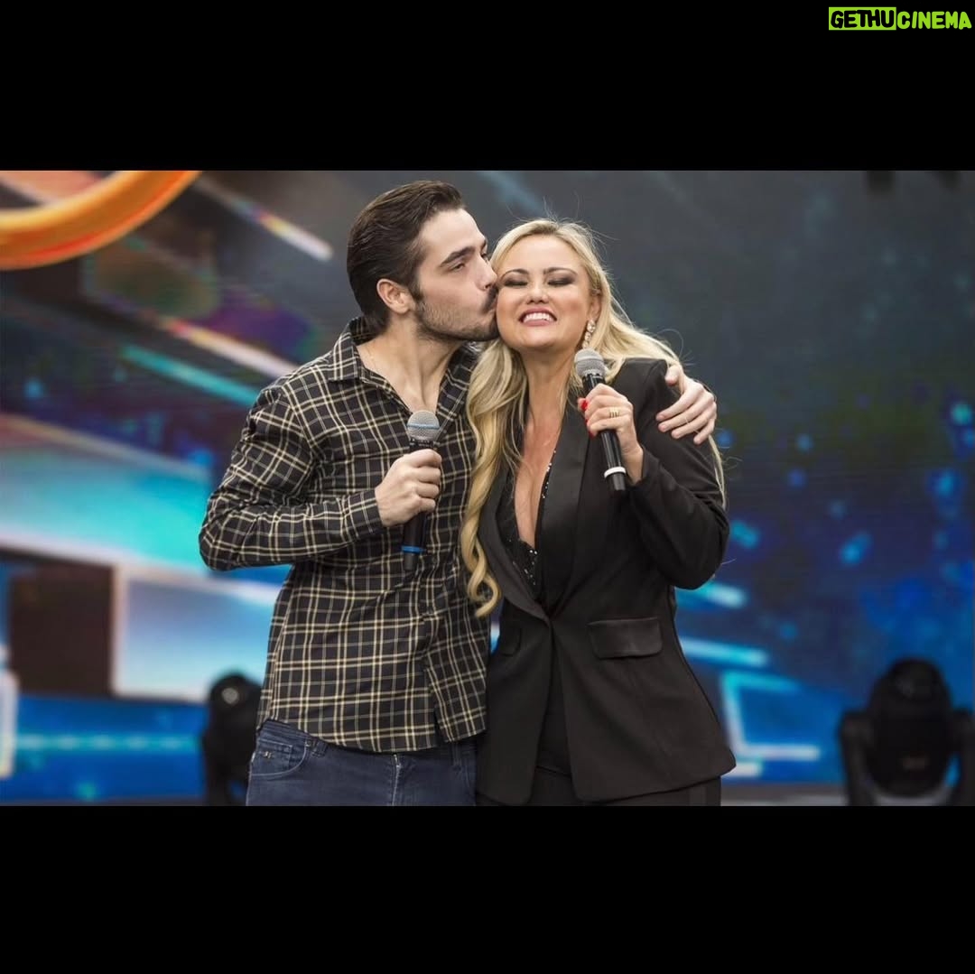 Ellen Rocche - 16.9K Likes - Quero agradecer à toda equipe @faustaonaband pelo programa lindo e pela homenagem que fizeram pra mim❤️ @joaosilva e @annelottermann vocês são maravilhosos! Me emocionei demais com @izarocche, @guilherme.chelucci, @fernandomesa2, @sergiosadzz, @fefaveron, @vanessambalsamo, @estevam_antonio, @its_just_lx_ . Obrigada pelo amor e amizade de vocês. @thidyalvis, amo vc! Obrigada pelo look maravilhoso @splash.boutique, @rafacarneiro, @cristinasabatinibrasil. Obrigada, meu amor @achillesaraujo ❤️ Sou muito abençoada por ter todos vocês em minha vida📸 Renato Pizzutto/ Band Tv