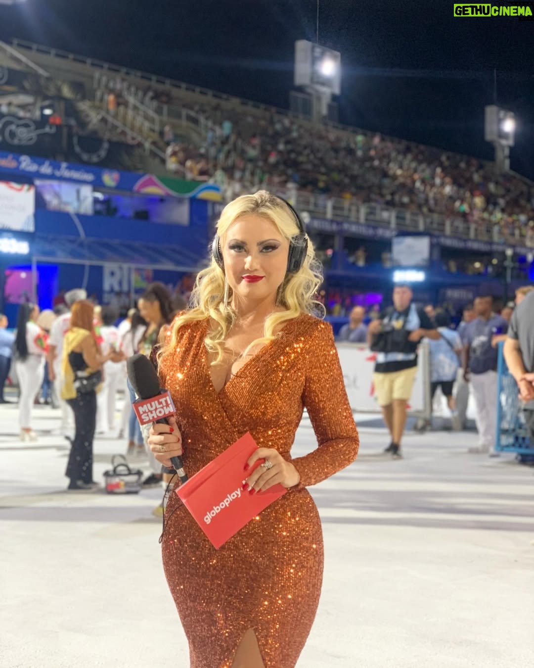 Ellen Rocche - 22.2K Likes - Um #tbt recente, desse fim de semana, no dia em que fui repórter de carnaval pela primeira vez, no desfile das campeãs no Rio de Janeiro 😍 Foi lindo, mágico, especial! Obrigada @jbboninho, @angelicamp1, @multishow, @globoplay e toda equipe querida e competente!  #Carnaval2023 #DesfileDasCampeãs #EuRepórter #TrasmissãoAoVivo #Sapucaí