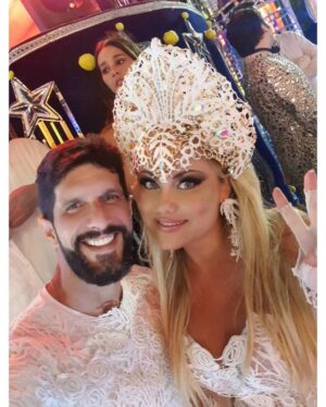 Ellen Rocche Instagram - Foi lindo!
Obrigada @terceiro_milenio pelo convite e pela homenagem ao humor, um tributo à arte de fazer rir. A escola estava linda, transbordando garra e amor pela arte! Me diverti e me emocionei com as homenagens aos nossos grandes artistas, ao lado de colegas queridos e geniais. Obrigada!!! Agora é esperar a apuração!!! #MeDêSuaTristezaQueEuTransformoEmAlegria.
Obrigada pelas fotos, @may_rabello_fotografia @sergiao_ss , @leofrancofoto @fredy_uehara
Styling: @thidyalvis
Figurino: @splash.boutique by @rafacarneiro
Hair : @samuca.86
Make: @sergiosadzz
Apoios: @acsadz, @juliobiol, @ale_cm, @ailton.bezerra_ @joovenancio , @luciafurlan_ @bombeiroariel , @lnsuelen Hotel: @holidayinnanhembi