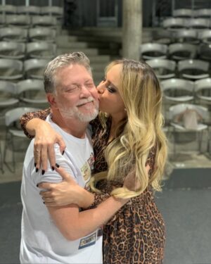 Ellen Rocche Instagram - Na minha lista sobre todas as coisas maravilhosas, @kikomascarenhas e esse espetáculo são uma delas ❤️
Kiko é um acontecimento, maestro no palco, contador de histórias com a sensibilidade, pureza, talento e simplicidade que tocam a alma de uma forma única. Foi uma noite mágica! Assistam esse espetáculo imperdível, em cartaz no Tucarena
Fui com o meu amor @guilherme.chelucci e nosso amigo @moisespazianotto e ainda tive a sorte de encontrar pessoas queridas e especiais @zecabittencourt21, @eudududeoliveira @todasascoisasteatro eduardaaz