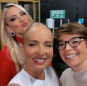 Ellen Rocche Instagram - Tá no ar!!! Como foi divertido estar no @altashoras! Ainda mais esse time de artistas que tanto admiro! A banda maravilhosa, e a platéia incrível. Obrigada @serginhogroisman por todo o carinho comigo ❤️ #EllenBeijoqueira