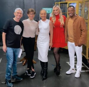 Ellen Rocche Instagram - Tá no ar!!! Como foi divertido estar no @altashoras! Ainda mais esse time de artistas que tanto admiro! A banda maravilhosa, e a platéia incrível. Obrigada @serginhogroisman por todo o carinho comigo ❤️ #EllenBeijoqueira