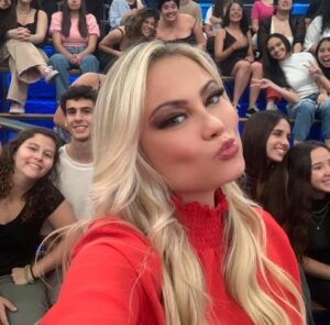 Ellen Rocche Instagram - Tá no ar!!! Como foi divertido estar no @altashoras! Ainda mais esse time de artistas que tanto admiro! A banda maravilhosa, e a platéia incrível. Obrigada @serginhogroisman por todo o carinho comigo ❤️ #EllenBeijoqueira