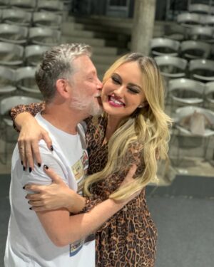 Ellen Rocche Instagram - Na minha lista sobre todas as coisas maravilhosas, @kikomascarenhas e esse espetáculo são uma delas ❤️
Kiko é um acontecimento, maestro no palco, contador de histórias com a sensibilidade, pureza, talento e simplicidade que tocam a alma de uma forma única. Foi uma noite mágica! Assistam esse espetáculo imperdível, em cartaz no Tucarena
Fui com o meu amor @guilherme.chelucci e nosso amigo @moisespazianotto e ainda tive a sorte de encontrar pessoas queridas e especiais @zecabittencourt21, @eudududeoliveira @todasascoisasteatro eduardaaz
