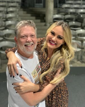 Ellen Rocche Instagram - Na minha lista sobre todas as coisas maravilhosas, @kikomascarenhas e esse espetáculo são uma delas ❤️
Kiko é um acontecimento, maestro no palco, contador de histórias com a sensibilidade, pureza, talento e simplicidade que tocam a alma de uma forma única. Foi uma noite mágica! Assistam esse espetáculo imperdível, em cartaz no Tucarena
Fui com o meu amor @guilherme.chelucci e nosso amigo @moisespazianotto e ainda tive a sorte de encontrar pessoas queridas e especiais @zecabittencourt21, @eudududeoliveira @todasascoisasteatro eduardaaz