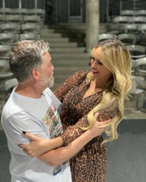 Ellen Rocche Instagram - Na minha lista sobre todas as coisas maravilhosas, @kikomascarenhas e esse espetáculo são uma delas ❤️
Kiko é um acontecimento, maestro no palco, contador de histórias com a sensibilidade, pureza, talento e simplicidade que tocam a alma de uma forma única. Foi uma noite mágica! Assistam esse espetáculo imperdível, em cartaz no Tucarena
Fui com o meu amor @guilherme.chelucci e nosso amigo @moisespazianotto e ainda tive a sorte de encontrar pessoas queridas e especiais @zecabittencourt21, @eudududeoliveira @todasascoisasteatro eduardaaz