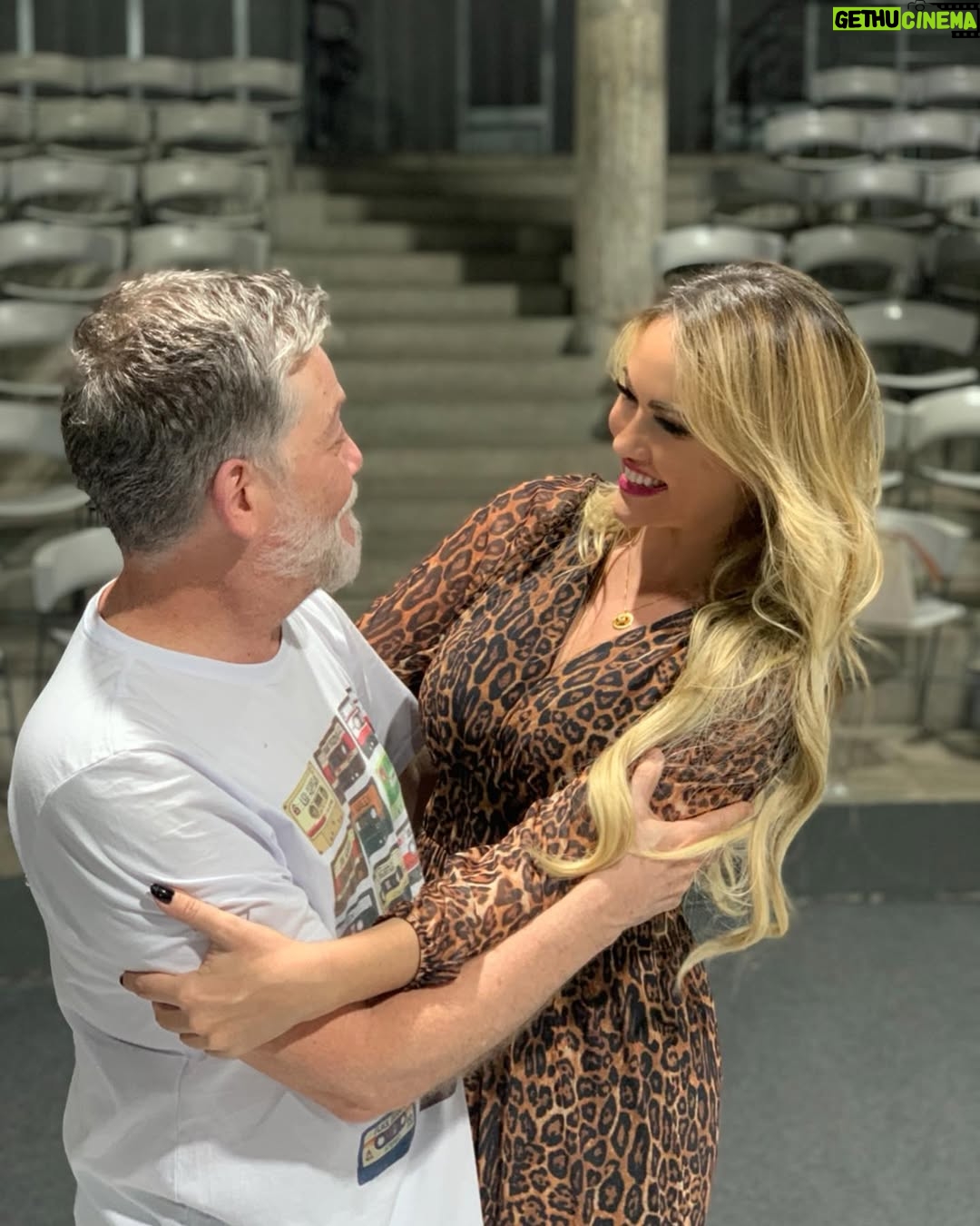 Ellen Rocche - 13K Likes - Na minha lista sobre todas as coisas maravilhosas, @kikomascarenhas e esse espetáculo são uma delas ❤️
Kiko é um acontecimento, maestro no palco, contador de histórias com a sensibilidade, pureza, talento e simplicidade que tocam a alma de uma forma única. Foi uma noite mágica! Assistam esse espetáculo imperdível, em cartaz no Tucarena 
Fui com o meu amor @guilherme.chelucci e nosso amigo @moisespazianotto e ainda tive a sorte de encontrar pessoas queridas e especiais @zecabittencourt21, @eudududeoliveira @todasascoisasteatro eduardaaz