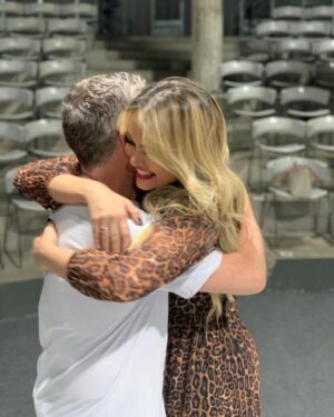 Ellen Rocche Instagram - Na minha lista sobre todas as coisas maravilhosas, @kikomascarenhas e esse espetáculo são uma delas ❤️
Kiko é um acontecimento, maestro no palco, contador de histórias com a sensibilidade, pureza, talento e simplicidade que tocam a alma de uma forma única. Foi uma noite mágica! Assistam esse espetáculo imperdível, em cartaz no Tucarena
Fui com o meu amor @guilherme.chelucci e nosso amigo @moisespazianotto e ainda tive a sorte de encontrar pessoas queridas e especiais @zecabittencourt21, @eudududeoliveira @todasascoisasteatro eduardaaz