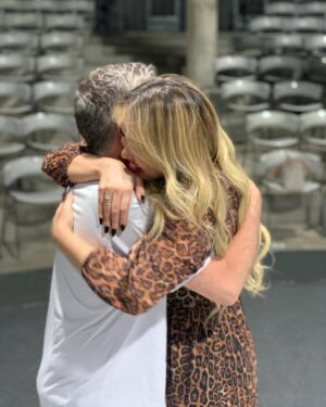 Ellen Rocche Instagram - Na minha lista sobre todas as coisas maravilhosas, @kikomascarenhas e esse espetáculo são uma delas ❤️
Kiko é um acontecimento, maestro no palco, contador de histórias com a sensibilidade, pureza, talento e simplicidade que tocam a alma de uma forma única. Foi uma noite mágica! Assistam esse espetáculo imperdível, em cartaz no Tucarena
Fui com o meu amor @guilherme.chelucci e nosso amigo @moisespazianotto e ainda tive a sorte de encontrar pessoas queridas e especiais @zecabittencourt21, @eudududeoliveira @todasascoisasteatro eduardaaz