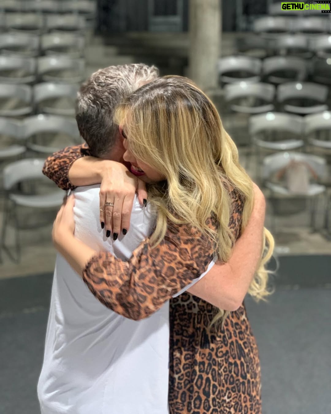 Ellen Rocche - 13K Likes - Na minha lista sobre todas as coisas maravilhosas, @kikomascarenhas e esse espetáculo são uma delas ❤️
Kiko é um acontecimento, maestro no palco, contador de histórias com a sensibilidade, pureza, talento e simplicidade que tocam a alma de uma forma única. Foi uma noite mágica! Assistam esse espetáculo imperdível, em cartaz no Tucarena 
Fui com o meu amor @guilherme.chelucci e nosso amigo @moisespazianotto e ainda tive a sorte de encontrar pessoas queridas e especiais @zecabittencourt21, @eudududeoliveira @todasascoisasteatro eduardaaz